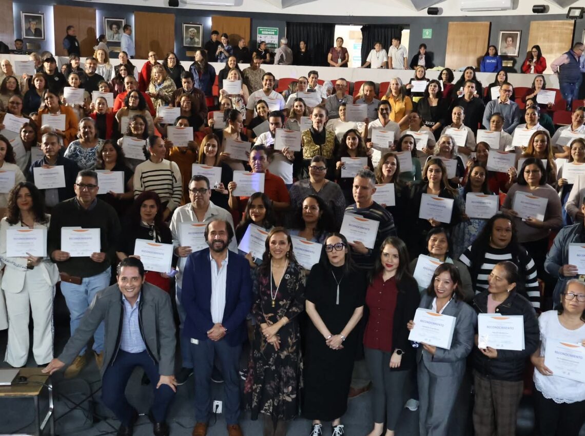 Reconocen trayectoria laboral de trabajadores del Sistema DIF Jalisco