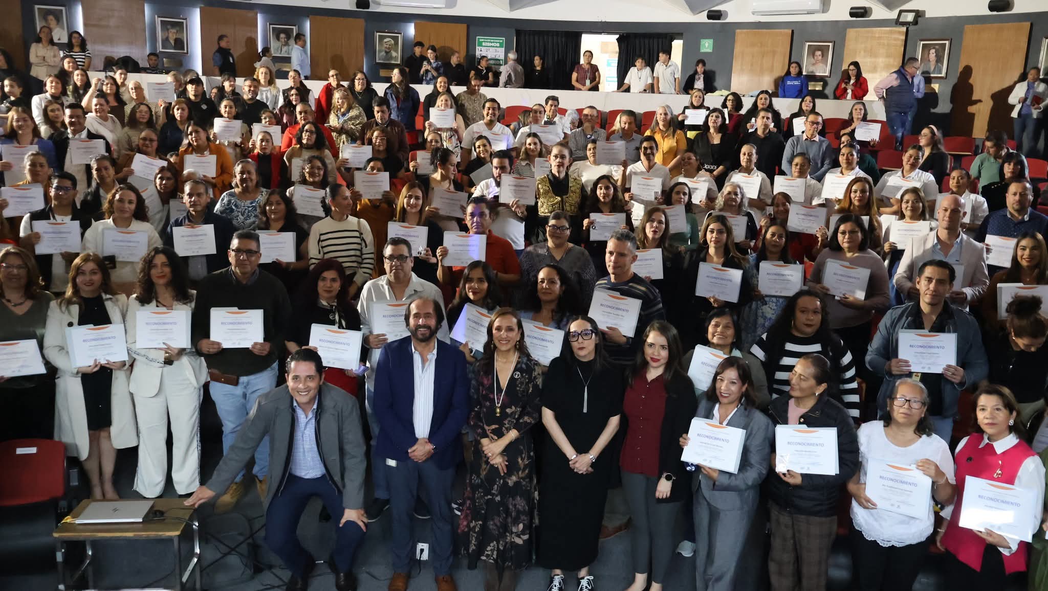 Reconocen trayectoria laboral de trabajadores del Sistema DIF Jalisco